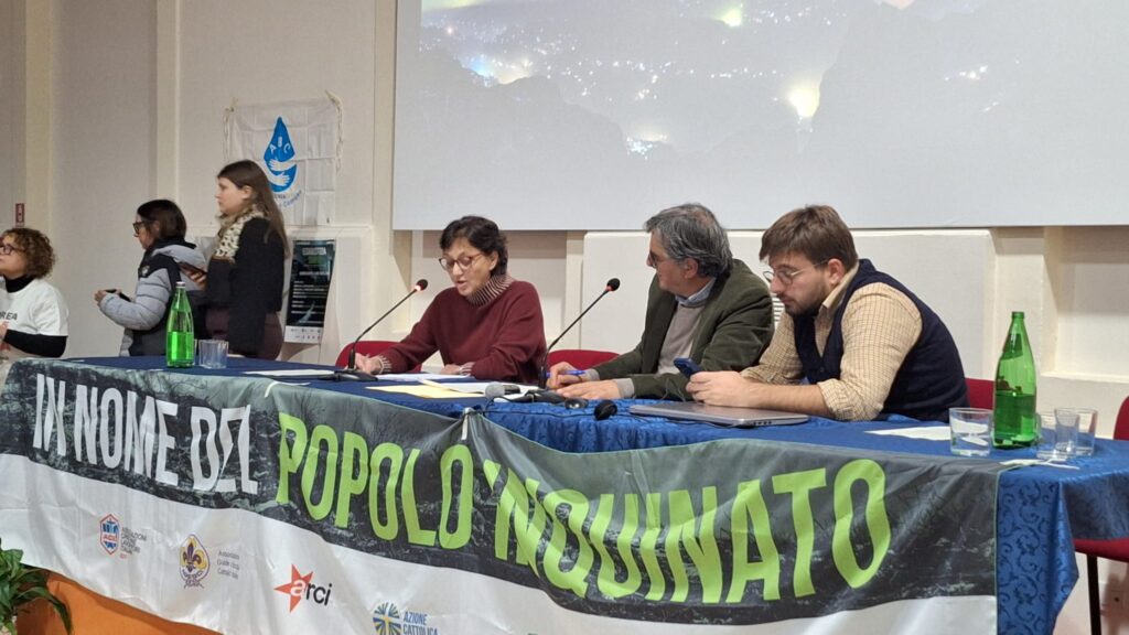 Catia De Cao rappresenta la Rete Zero Pfas e legge l'elenco degli aderenti alla Rete